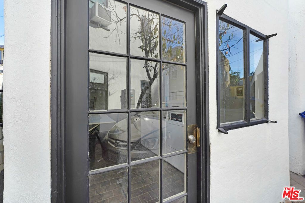 Image 20 of property listing at 852 N Oxford Avenue, Los Angeles, CA 90029