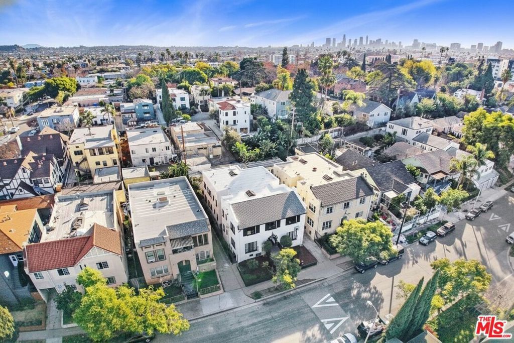 Image 3 of property listing at 852 N Oxford Avenue, Los Angeles, CA 90029