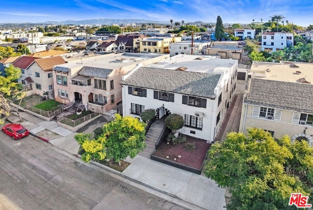 Image 4 of property listing at 852 N Oxford Avenue, Los Angeles, CA 90029