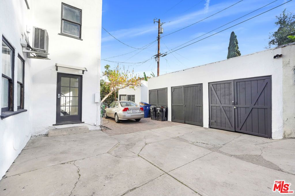 Image 8 of property listing at 852 N Oxford Avenue, Los Angeles, CA 90029