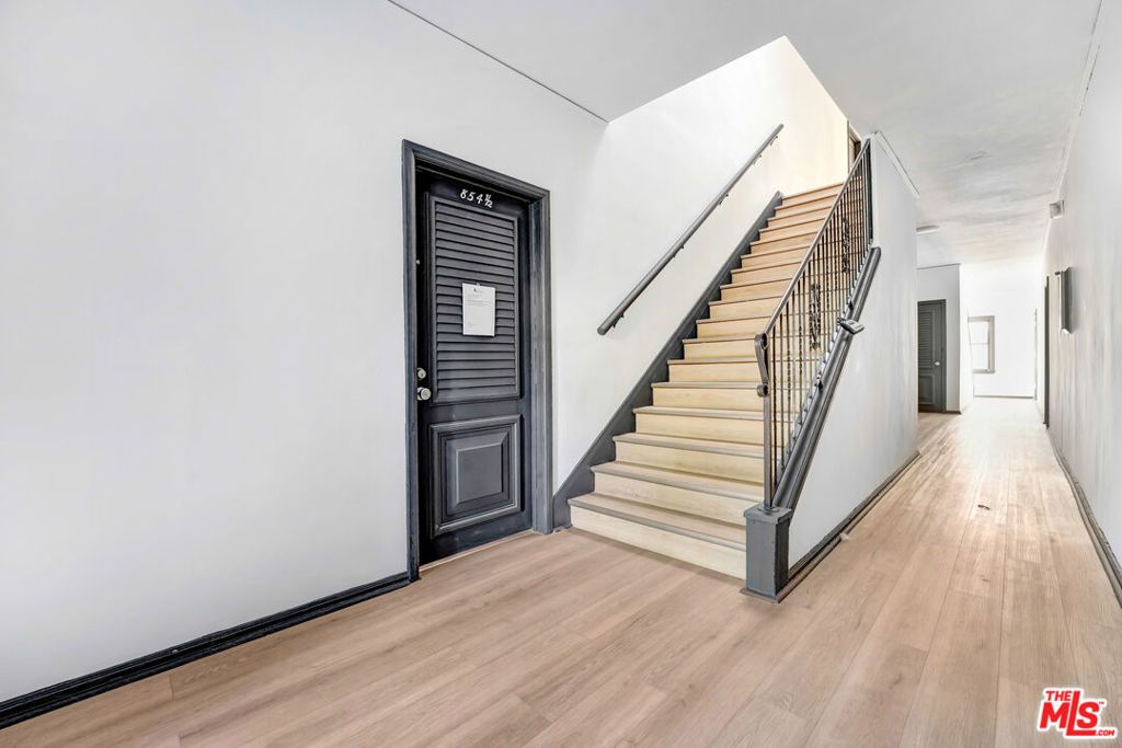 Image 9 of property listing at 852 N Oxford Avenue, Los Angeles, CA 90029