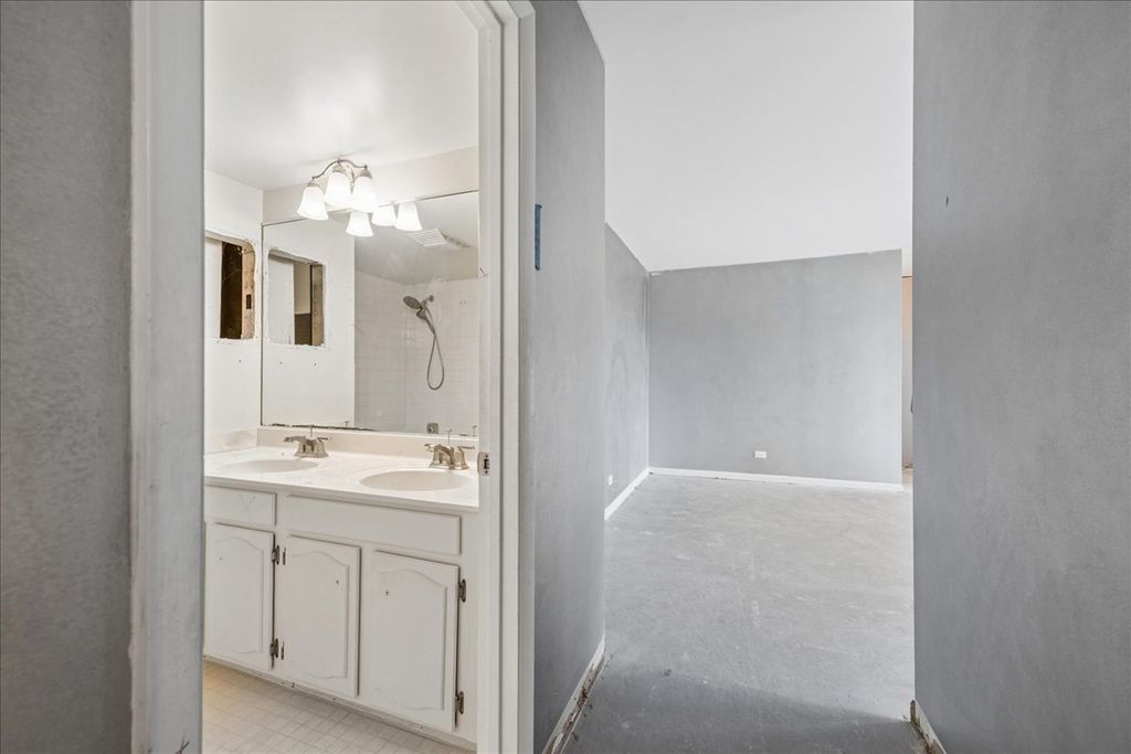 Image 13 of property listing at 1020 N Harlem Avenue 5C, River Forest, IL 60305