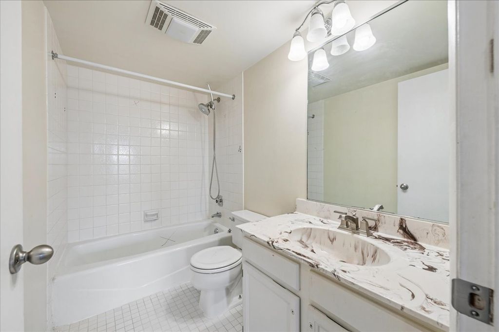 Image 20 of property listing at 1020 N Harlem Avenue 5C, River Forest, IL 60305