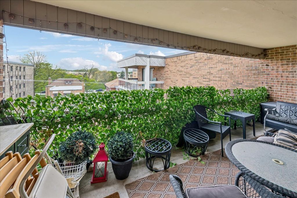 Image 4 of property listing at 1020 N Harlem Avenue 5C, River Forest, IL 60305