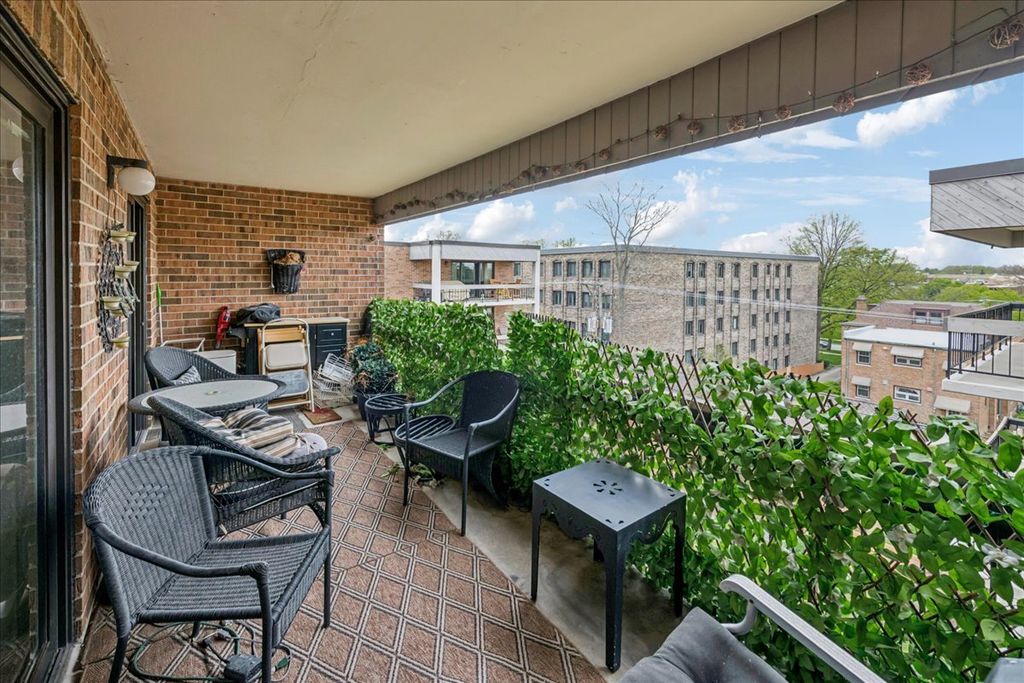 Image 5 of property listing at 1020 N Harlem Avenue 5C, River Forest, IL 60305