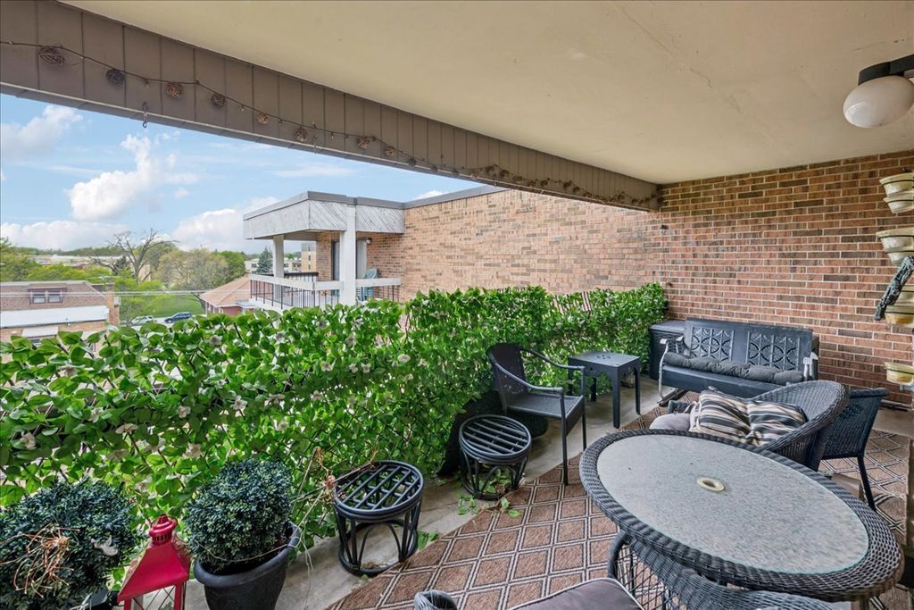 Image 6 of property listing at 1020 N Harlem Avenue 5C, River Forest, IL 60305