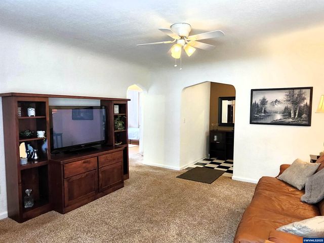 1175 19th St NE, Salem, OR 97301