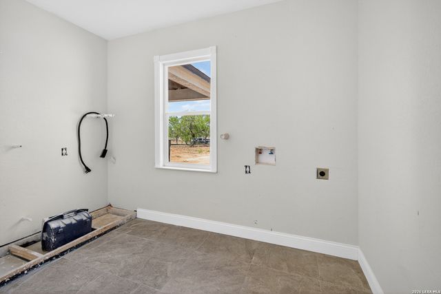 510 HIGH MDW, Lytle, TX 78052