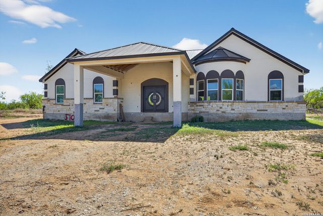 510 HIGH MDW, Lytle, TX 78052