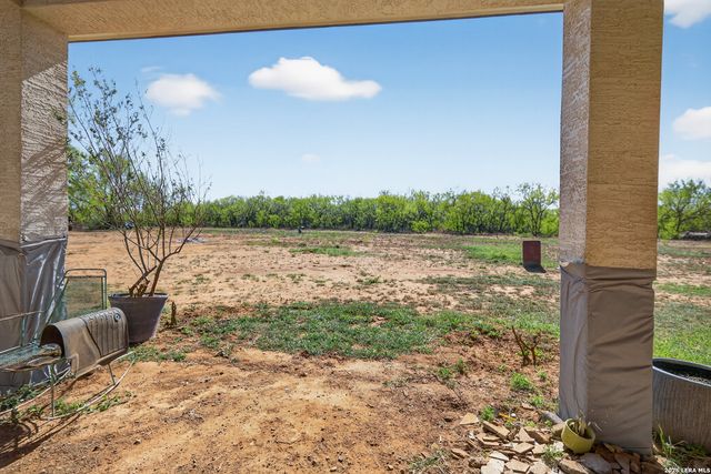 510 HIGH MDW, Lytle, TX 78052