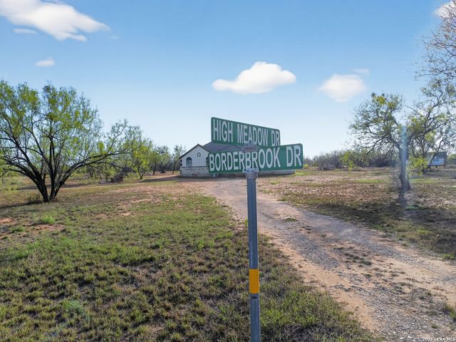 510 HIGH MDW, Lytle, TX 78052