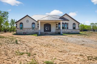 510 HIGH MDW, Lytle, TX 78052