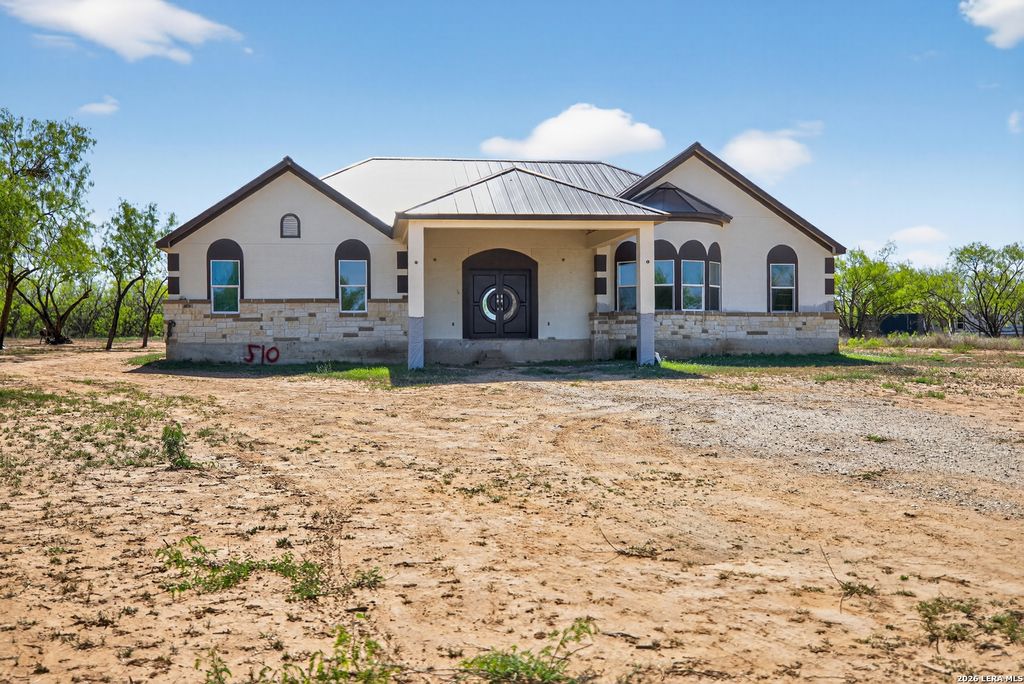 510 HIGH MDW, Lytle, TX 78052