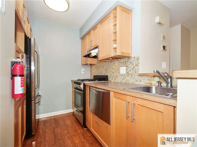 39 Lear Court, East Brunswick, NJ 08816