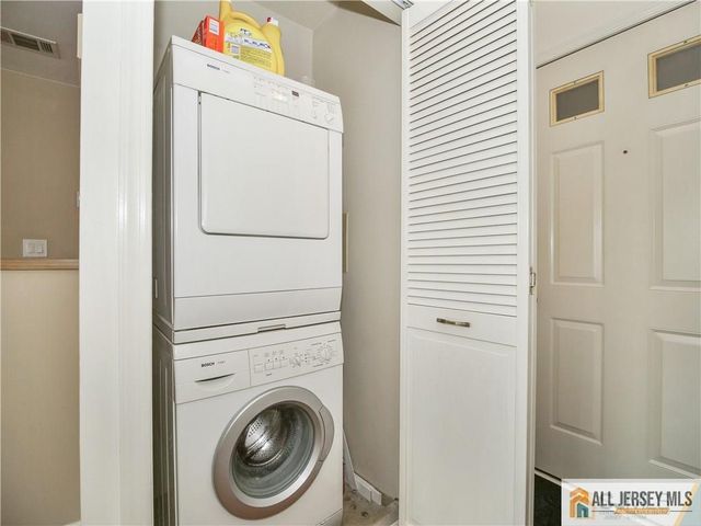 39 Lear Court, East Brunswick, NJ 08816
