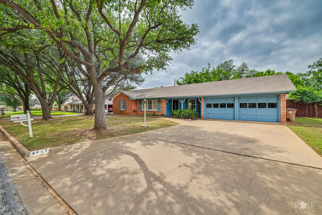 Image 3 of property listing at 2801 Oak Forest Drive, San Angelo, TX 76904