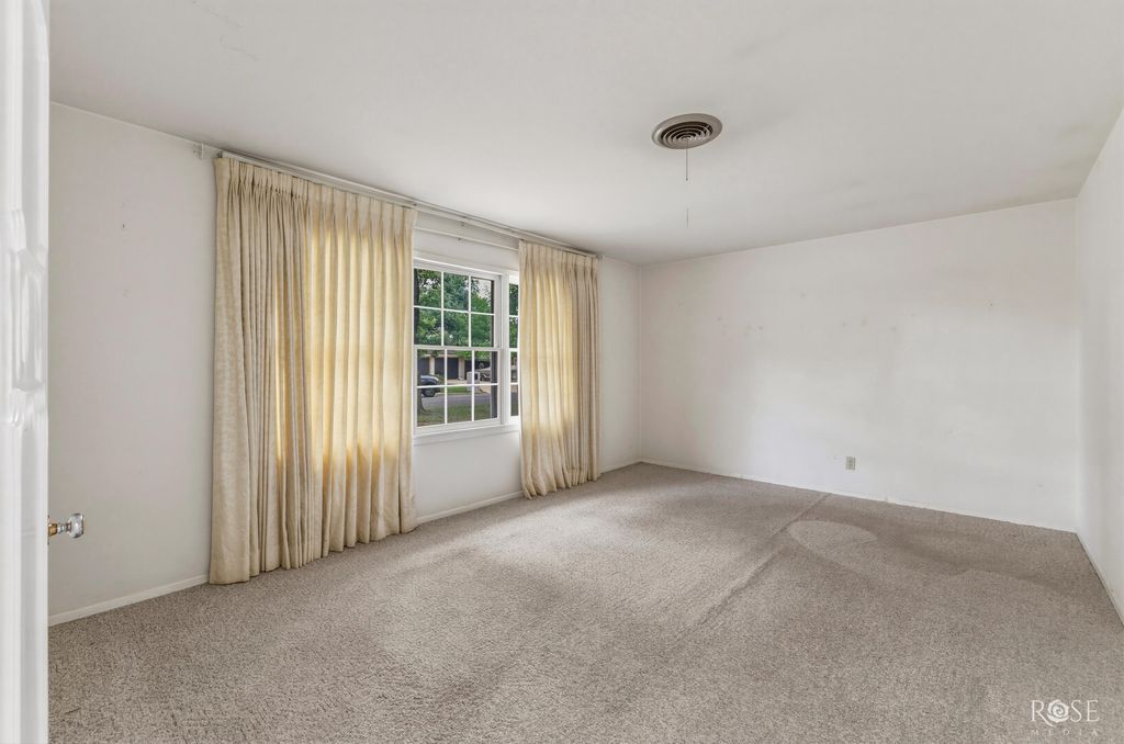 Image 8 of property listing at 2801 Oak Forest Drive, San Angelo, TX 76904