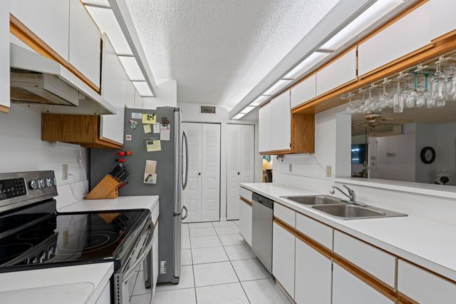 106 Half Moon Circle B1, Hypoluxo, FL 33462