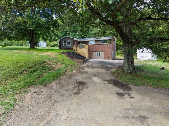 275 Twin Lakes Rd, Unity Twp, PA 15650