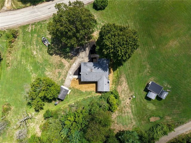 275 Twin Lakes Rd, Unity Twp, PA 15650
