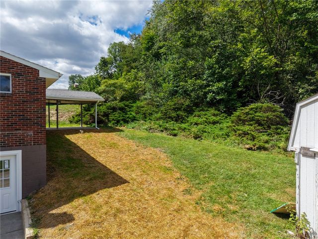275 Twin Lakes Rd, Unity Twp, PA 15650