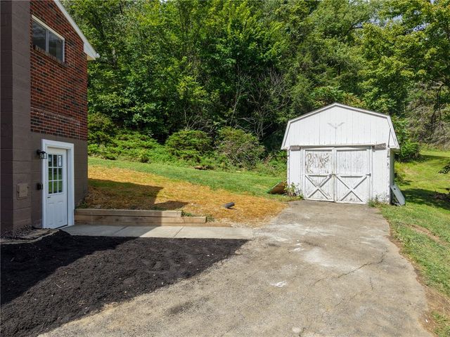 275 Twin Lakes Rd, Unity Twp, PA 15650