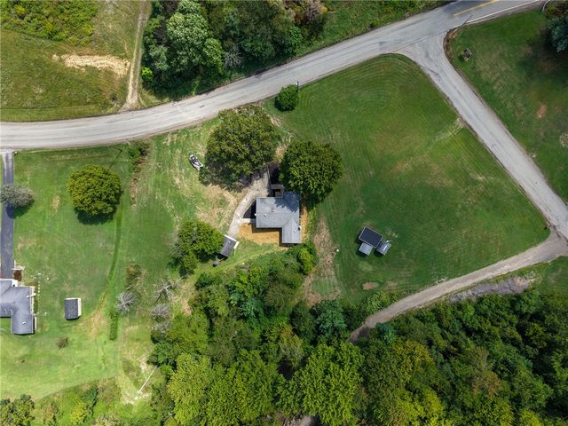 275 Twin Lakes Rd, Unity Twp, PA 15650