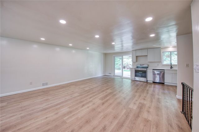 275 Twin Lakes Rd, Unity Twp, PA 15650