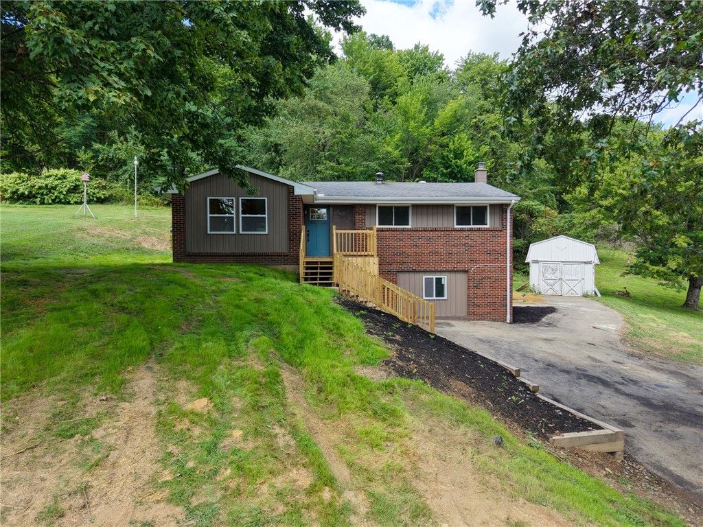 275 Twin Lakes Rd, Unity Twp, PA 15650