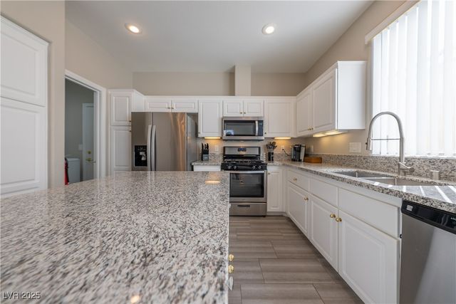 8280 Crown Peak Avenue, Las Vegas, NV 89117