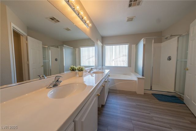 8280 Crown Peak Avenue, Las Vegas, NV 89117