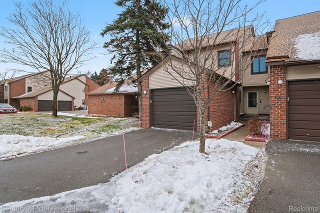 6680 Ridgefield Circle, West Bloomfield Charter Township, MI 48322