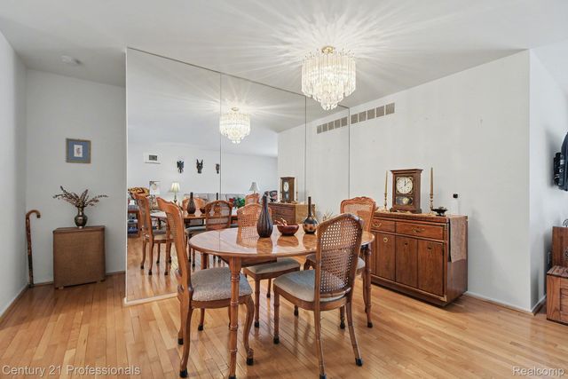 6680 Ridgefield Circle, West Bloomfield Charter Township, MI 48322