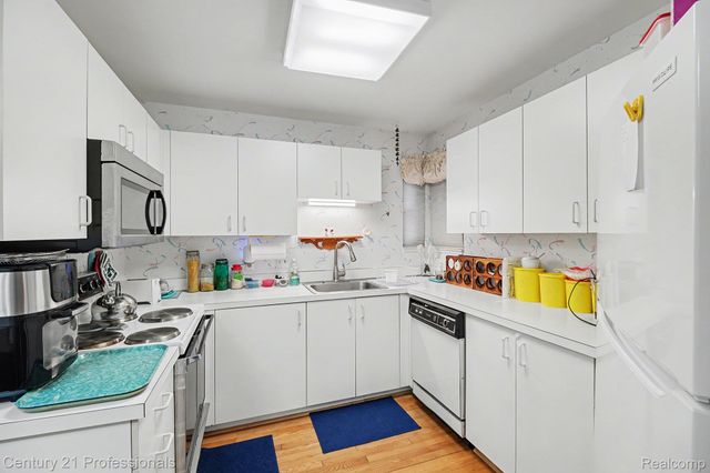 6680 Ridgefield Circle, West Bloomfield Charter Township, MI 48322