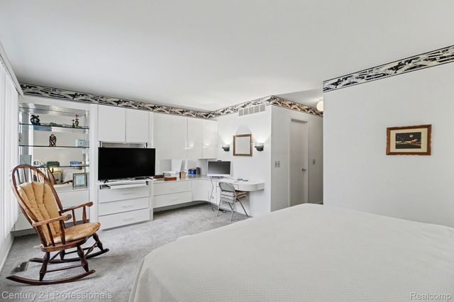 6680 Ridgefield Circle, West Bloomfield Charter Township, MI 48322