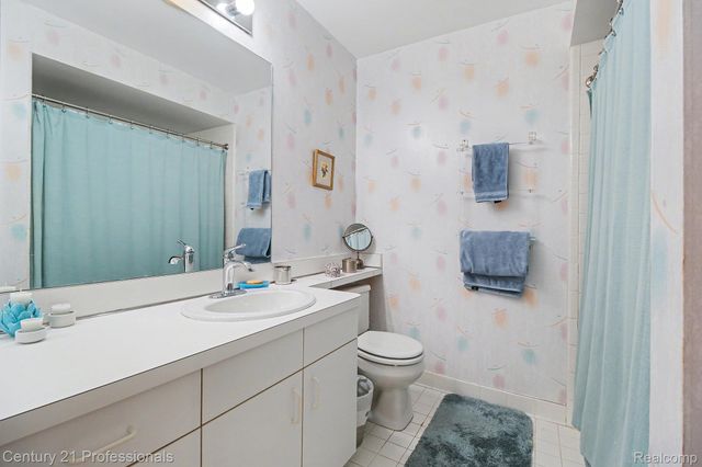 6680 Ridgefield Circle, West Bloomfield Charter Township, MI 48322