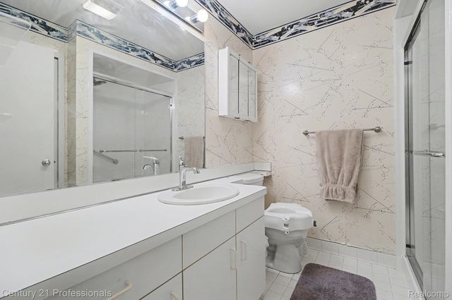 6680 Ridgefield Circle, West Bloomfield Charter Township, MI 48322