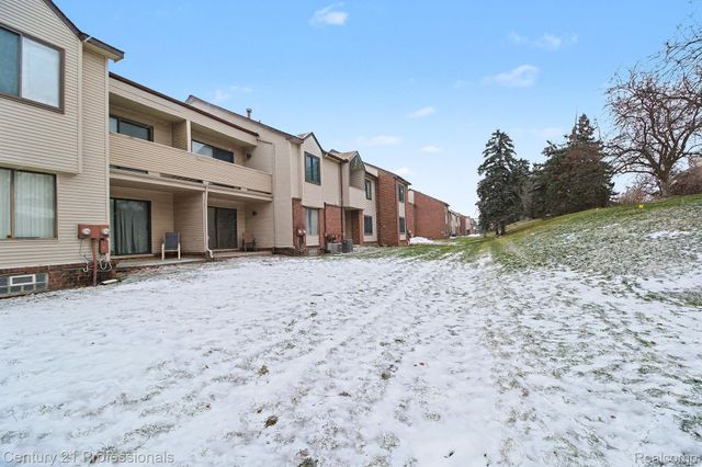 6680 Ridgefield Circle, West Bloomfield Charter Township, MI 48322