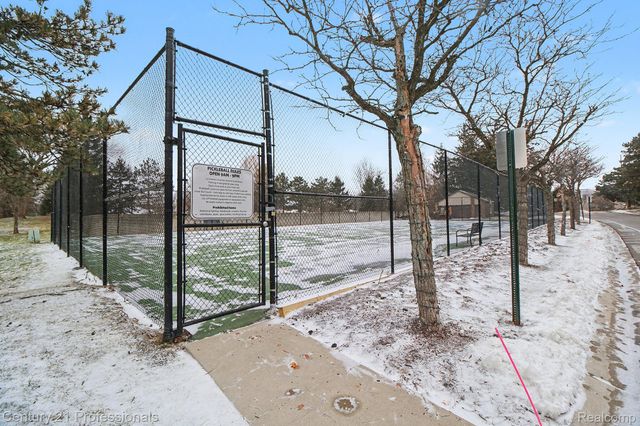 6680 Ridgefield Circle, West Bloomfield Charter Township, MI 48322