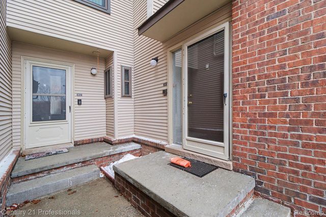 6680 Ridgefield Circle, West Bloomfield Charter Township, MI 48322