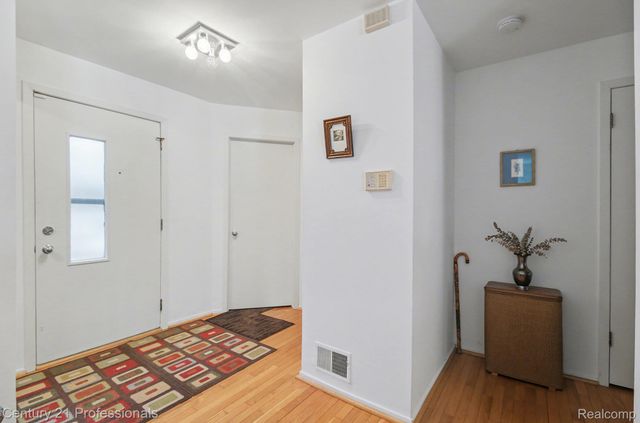 6680 Ridgefield Circle, West Bloomfield Charter Township, MI 48322