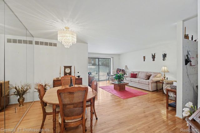 6680 Ridgefield Circle, West Bloomfield Charter Township, MI 48322