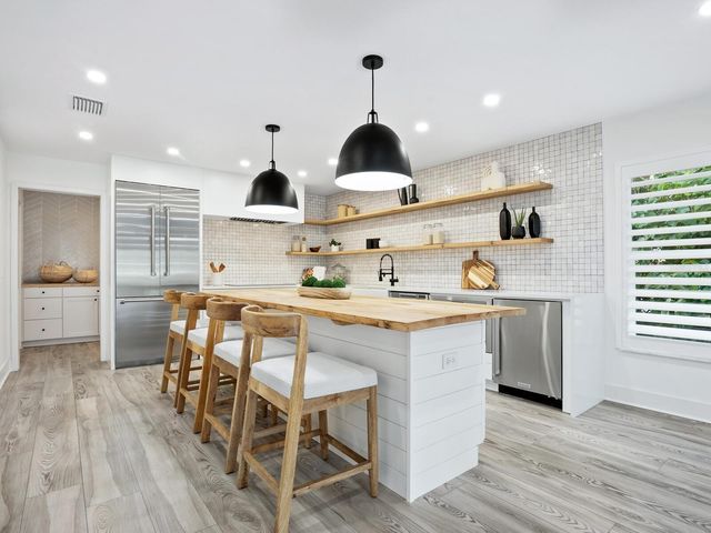 749 TROPICAL CIRCLE, Sarasota, FL 34242