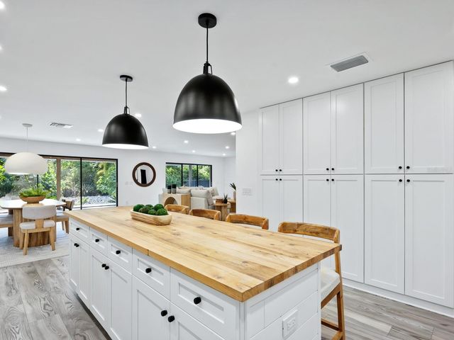 749 TROPICAL CIRCLE, Sarasota, FL 34242