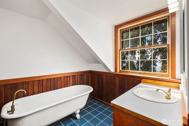 905 S 270th Street, Des Moines, WA 98198