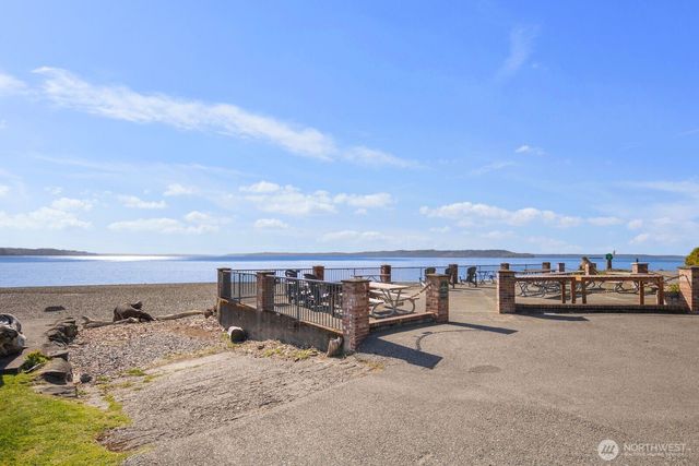 905 S 270th Street, Des Moines, WA 98198