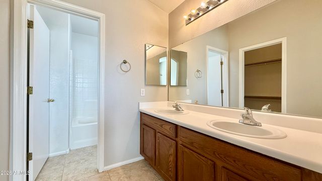 1045 E NARDINI Street, San Tan Valley, AZ 85140