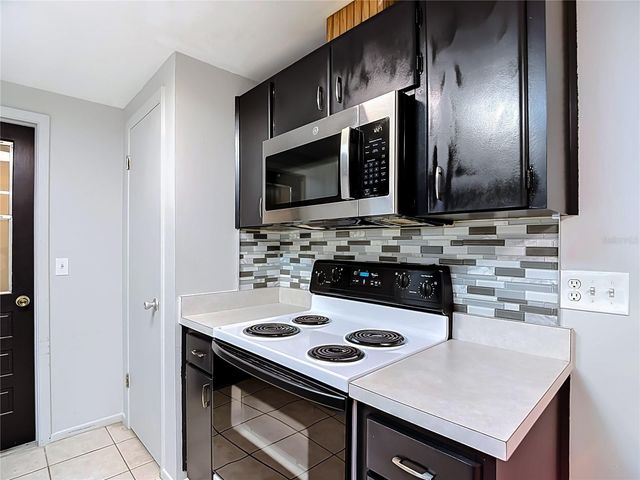 7916 WOODGROVE CIRCLE, Tampa, FL 33615