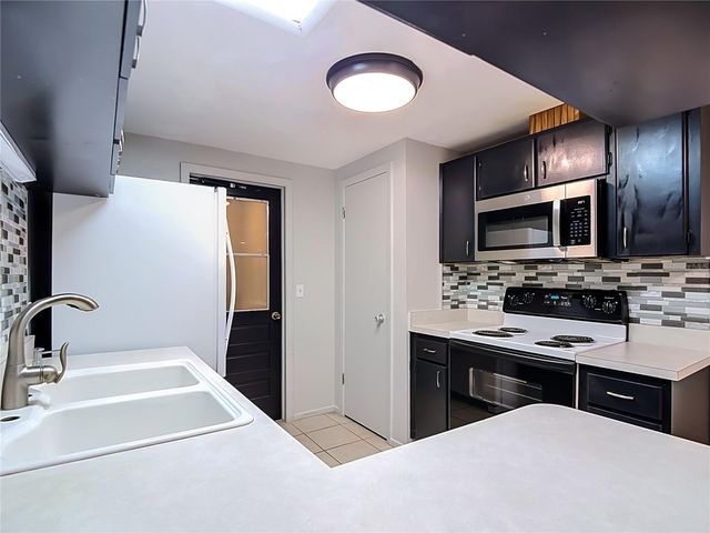 7916 WOODGROVE CIRCLE, Tampa, FL 33615