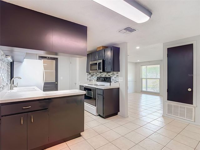 7916 WOODGROVE CIRCLE, Tampa, FL 33615